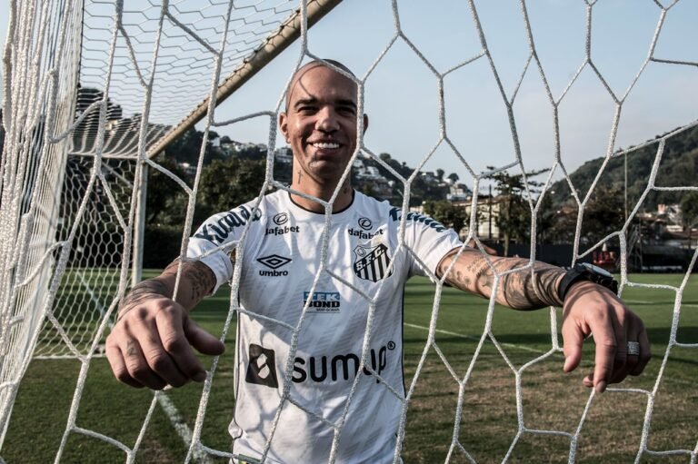 Santos anuncia contratação de Diego Tardelli