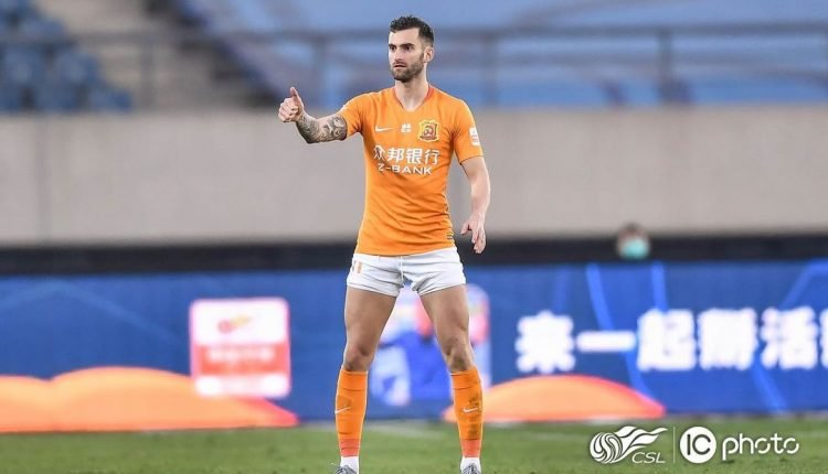 Pedida salarial afasta Léo Baptistão do Internacional, diz jornalista