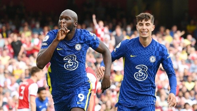 Em sua reestreia, Lukaku marca e Chelsea vence o Arsenal no dérbi de Londres