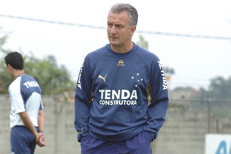 Dorival Júnior inicia conversas com diretoria para assumir o Cruzeiro