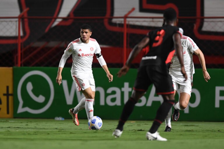 Taison tranquiliza a torcida colorada após precisar ser substituído: “Estou bem”