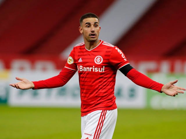 Thiago Galhardo e Zé Gabriel serão multados pelo Inter, diz jornalista