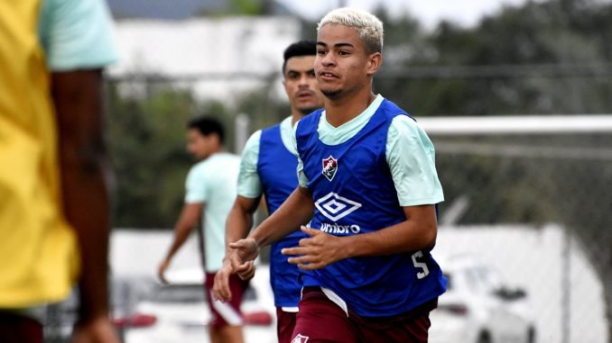 Santos esfria interesse em meia Miguel, que está em litígio com o Fluminense