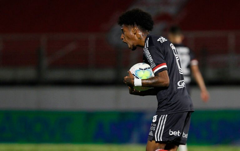 Diretor de futebol do São Paulo fala que clube não tinha que se envolver no caso Diniz e Tchê Tchê