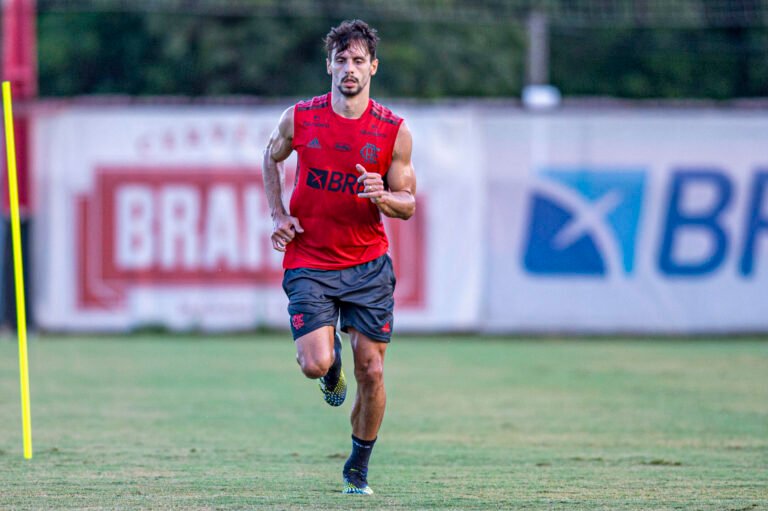 Rodrigo Caio treina no campo, mas Flamengo mantém cautela sobre retorno