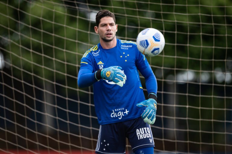 Sem jogar no Guarani, Lucas França volta ao Cruzeiro