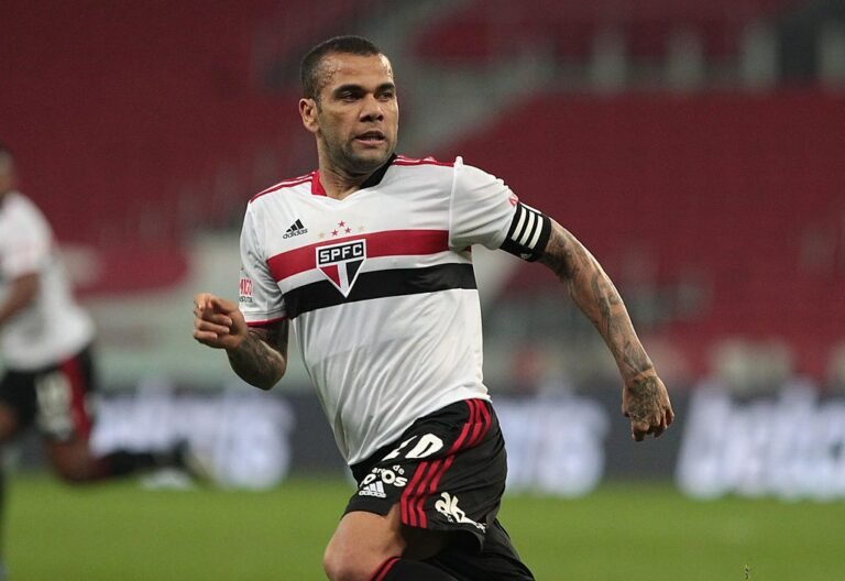 Com jogos adiados, Daniel Alves não perderá decisão do São Paulo