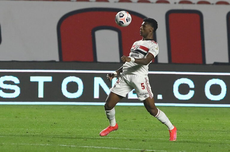 Arboleda faz trabalho individual em treino de reapresentação do São Paulo