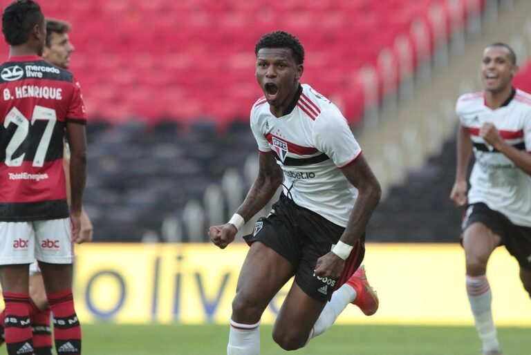 Arboleda treina, mas ainda é dúvida para partida contra o Athletico no fim de semana