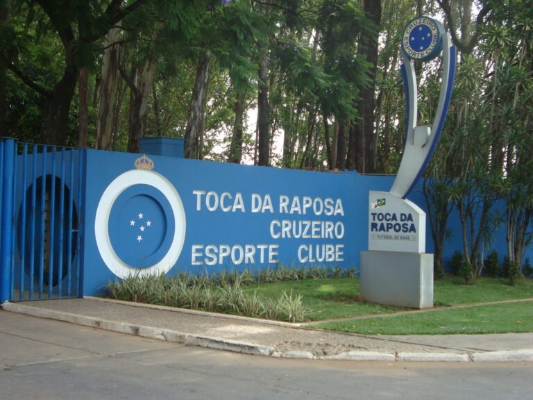 Grupo de empresários notifica e cobra R$ 330 milhões de indenização ao Cruzeiro por rescisão de Dedé
