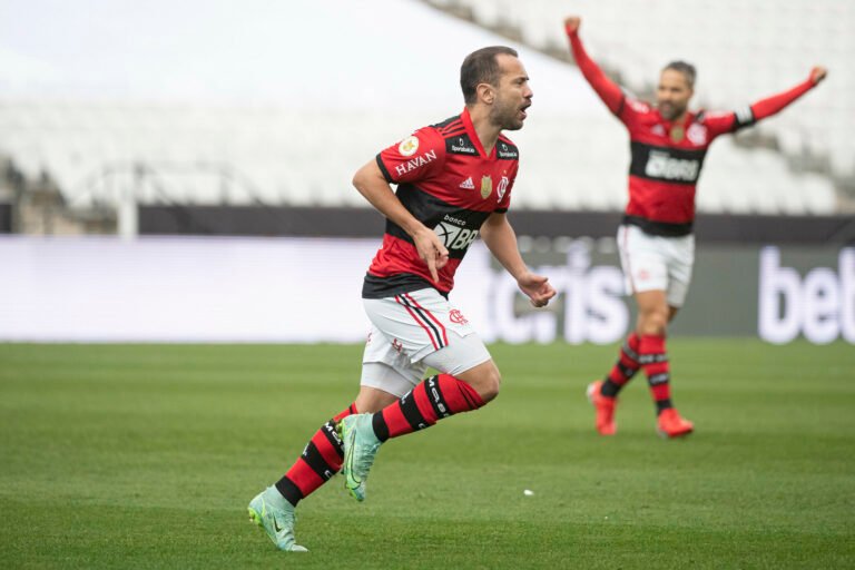 Craque Neto elogia Everton Ribeiro: ‘Há cinco anos é o melhor jogador do país’