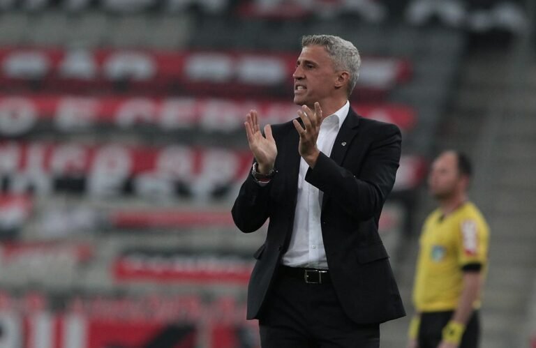 Esquema 4-4-2 pode se tornar rotina no São Paulo de Crespo