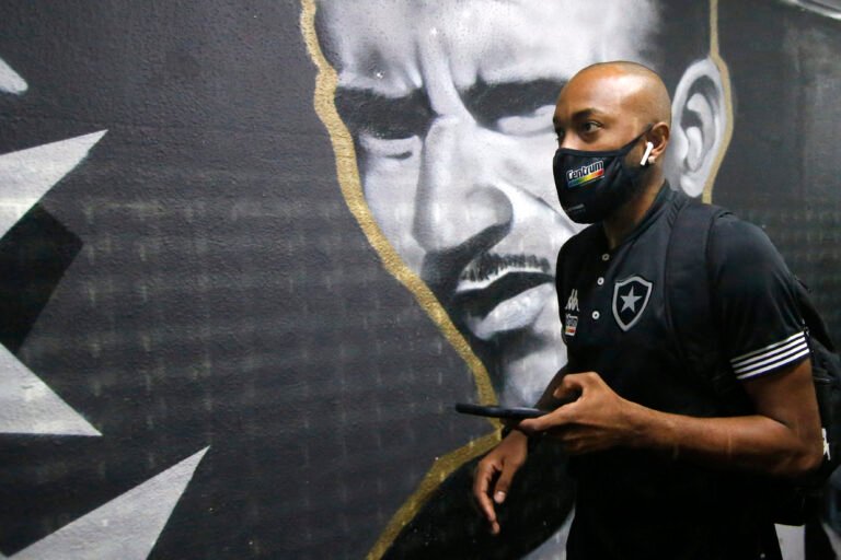 Botafogo comprará menor percentual de Chay para tê-lo até 2024