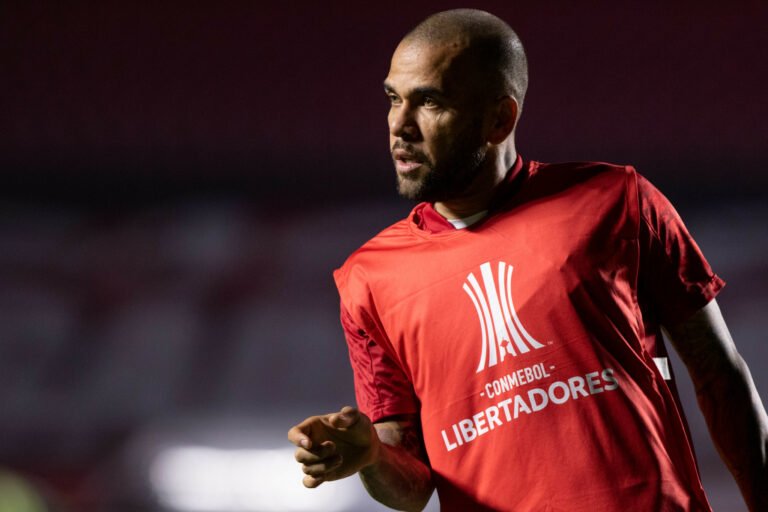 Sevilla estuda possível retorno de Daniel Alves, do São Paulo