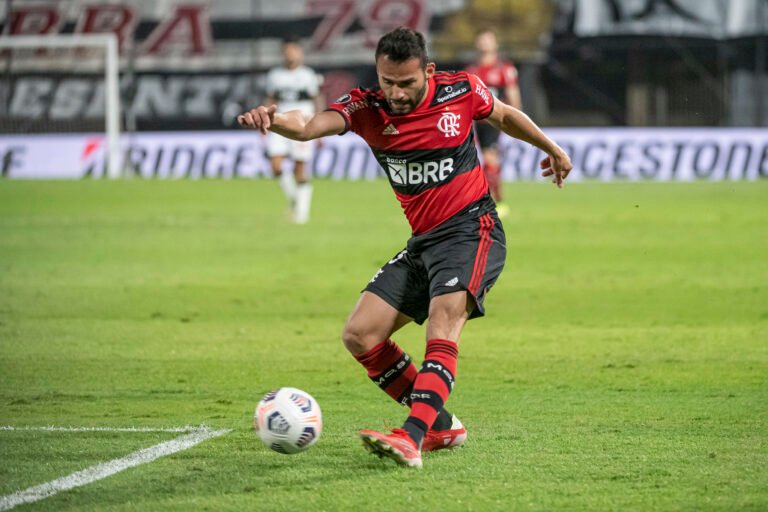 Thiago Maia deve reforçar o Flamengo em duelo contra Grêmio pela Copa do Brasil