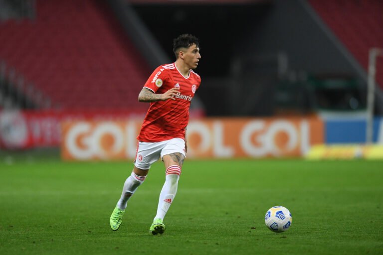 Inter confirma lesão no joelho direito de Saravia