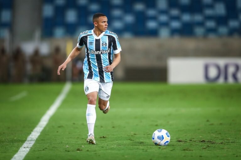 Grêmio vai exercer cláusula e comprar mais 20% dos direitos de Vanderson