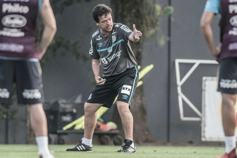 Com mudança na zaga e ataque, Diniz define time que enfrenta Internacional