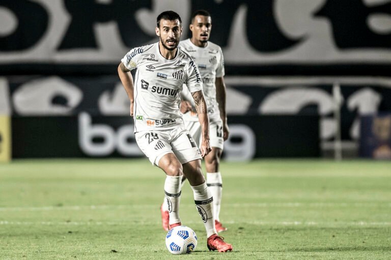 Contusão pode gerar mais uma mudança na zaga do Santos