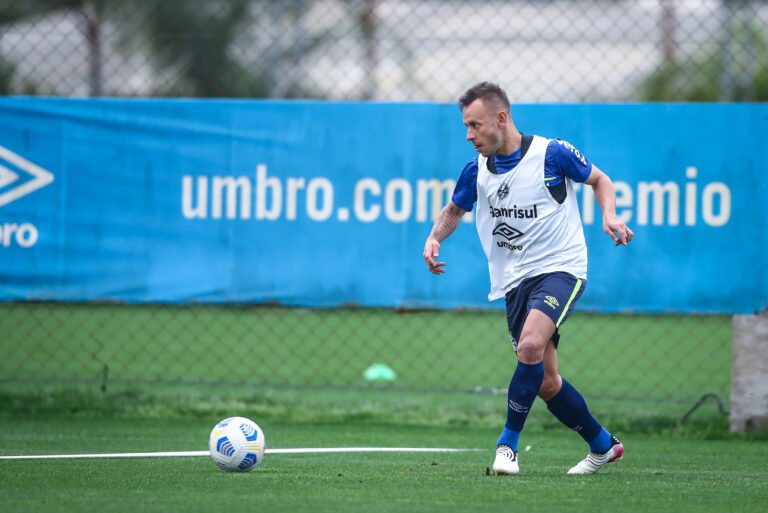 Após ‘respiro’ no Brasileirão, Grêmio vai usar time titular contra o Flamengo
