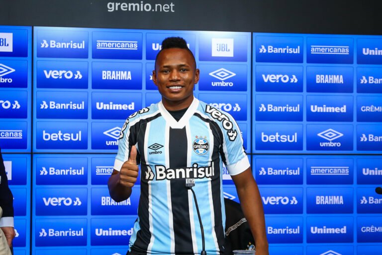 Novo camisa 7: Campaz é apresentado e relacionado para partida contra o Flamengo