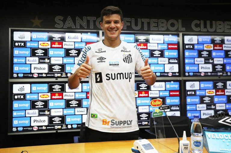 Augusto fala sobre suas características e se diz pronto para estrear pelo Santos: “Minha condição é boa”