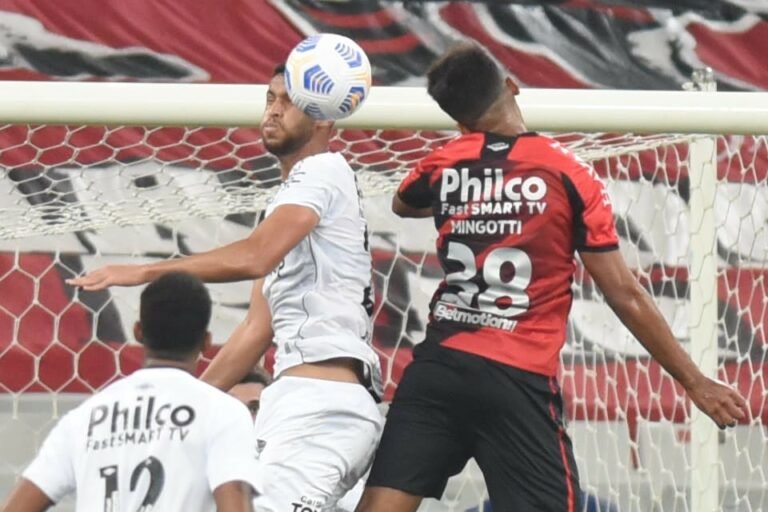 Com mudança na zaga e improviso no meio, Santos recebe Flamengo