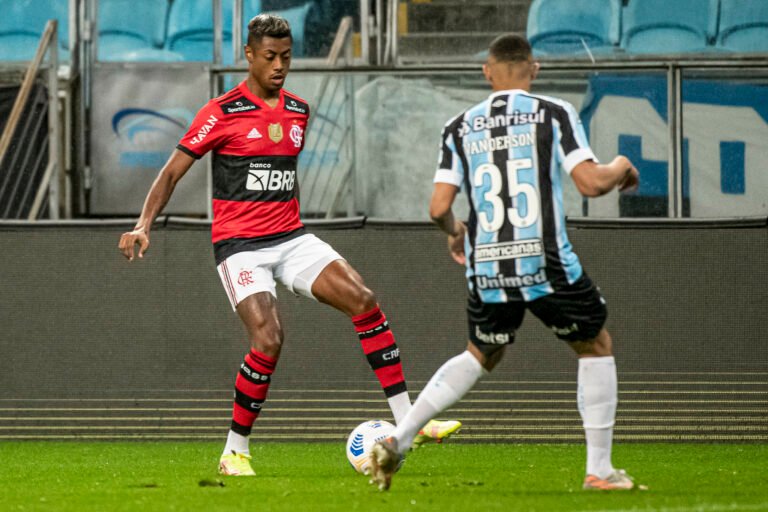 Bruno Henrique é substituído com dores na coxa e vira preocupação no Flamengo