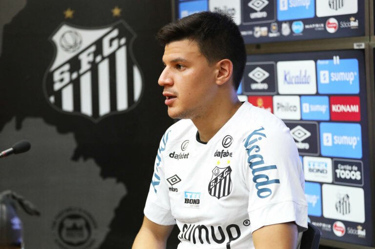 Augusto fala sobre experiência na Europa e diz que pode bater faltas no Santos: “Característica bastante forte”