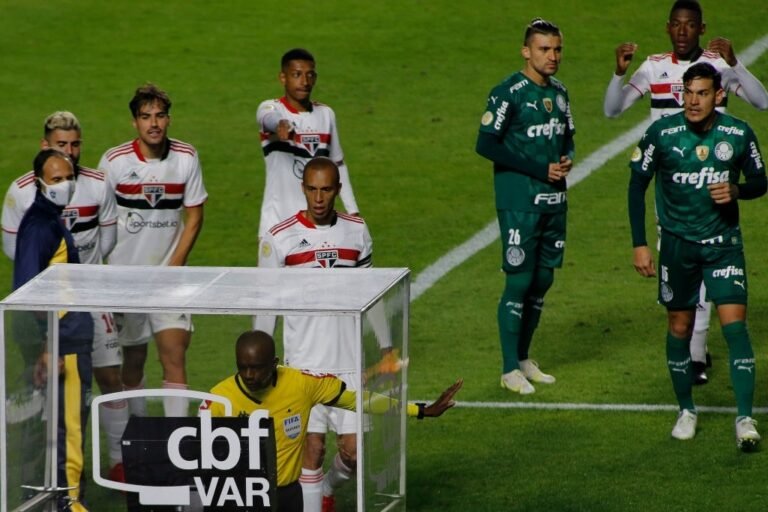 Luciano se revolta com árbitro após gol anulado do São Paulo: ‘Ladrão’