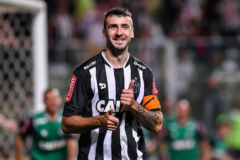 Especulado no Atlético, Lucas Pratto encaminha retorno ao Vélez Sarsfield