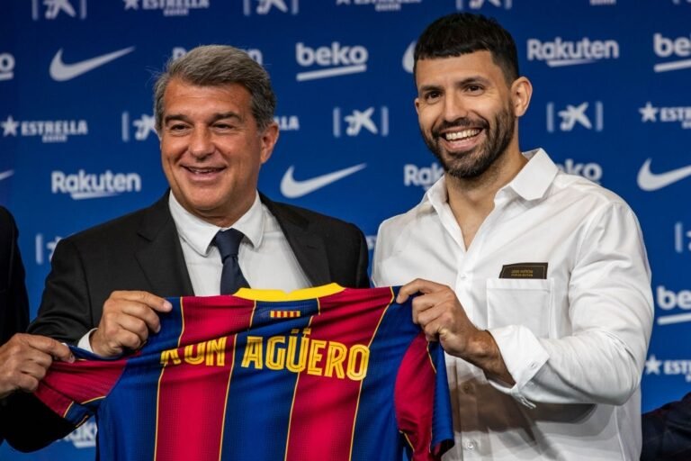 Aguero se irrita com saída de Messi e quer rescindir contrato com Barcelona