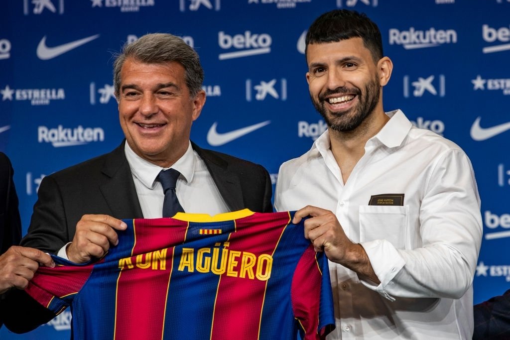 Aguero se irrita com saída de Messi e quer rescindir contrato com Barcelona
