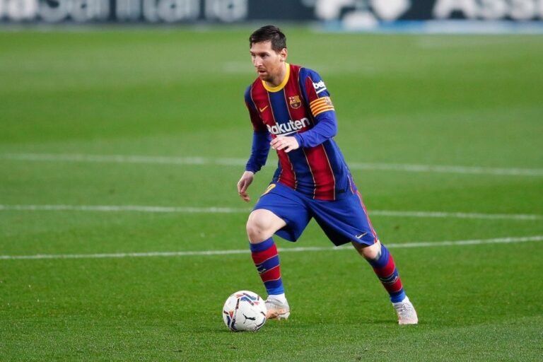 Estafe de Messi admite conversas com PSG, mas diz que ainda não houve proposta