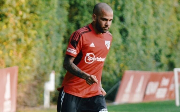 Daniel Alves treina entre os titulares e deve jogar contra o Palmeiras pela Libertadores