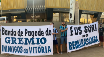 Torcedores do Grêmio ironizam em protesto: ‘É us guri do Rebaixasamba’