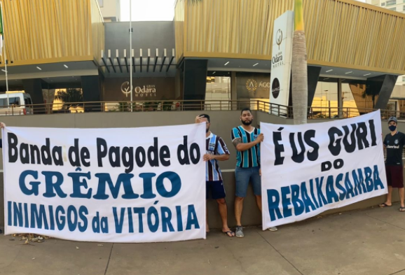 Torcedores do Grêmio ironizam em protesto: ‘É us guri do Rebaixasamba’