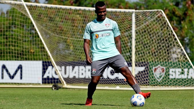 Jhon Arias está regularizado e poderá estrear pelo Fluminense na Copa do Brasil
