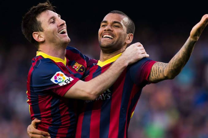 Dani Alves lamenta saída de Messi: ‘Tenho pena dele e do Barcelona’