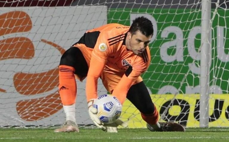 Após classificação na Copa do Brasil, Tiago Volpi destaca maturidade do São Paulo