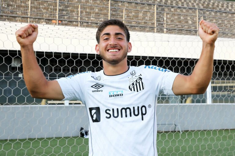Lacava conhece a Vila Belmiro, fala de Soteldo e revela: “Jogar pelo Santos sempre foi um sonho”