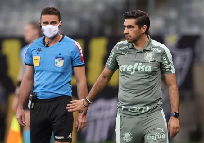 Abel Ferreira diz que árbitro pediu desculpas aos jogadores após expulsão polêmica