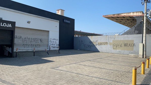 Após derrota para o Operário-PR, muro de São Januário amanhece pichado: ‘Vai morrer todo mundo’