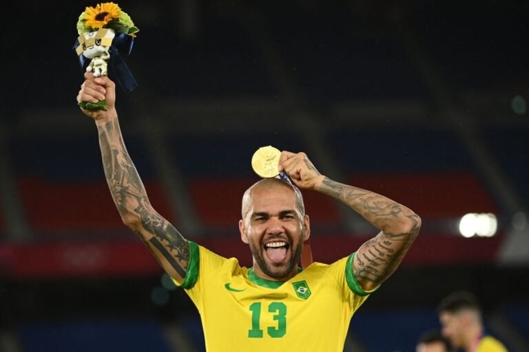 Daniel Alves desabafa após ouro olímpico: ‘São Paulo muitas vezes falhou comigo’