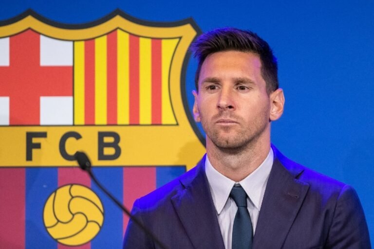 Sócios do Barcelona movem ação judicial para impedir acerto de Messi com PSG