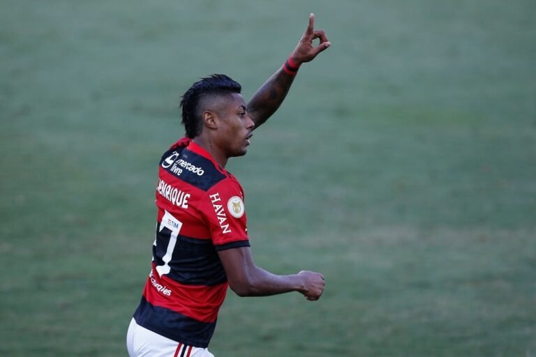 Bruno Henrique e Arão recebem terceiro amarelo e desfalcam Flamengo diante do Ceará