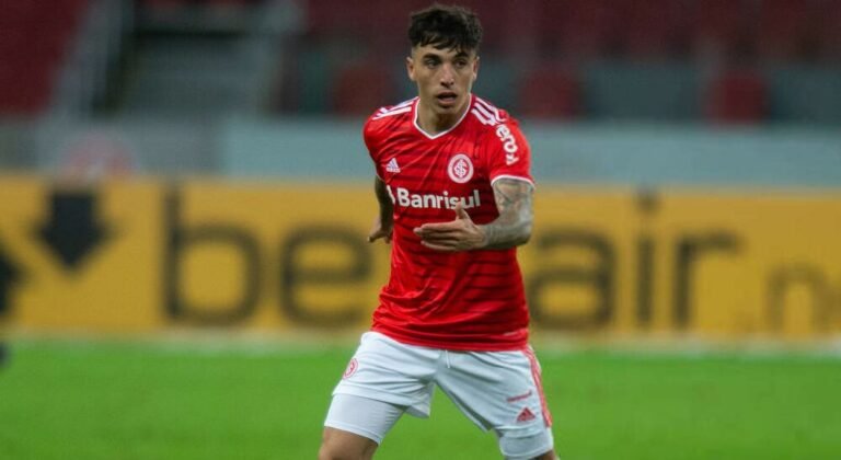 Saravia é substituído com dores no joelho direito e vira preocupação no Inter