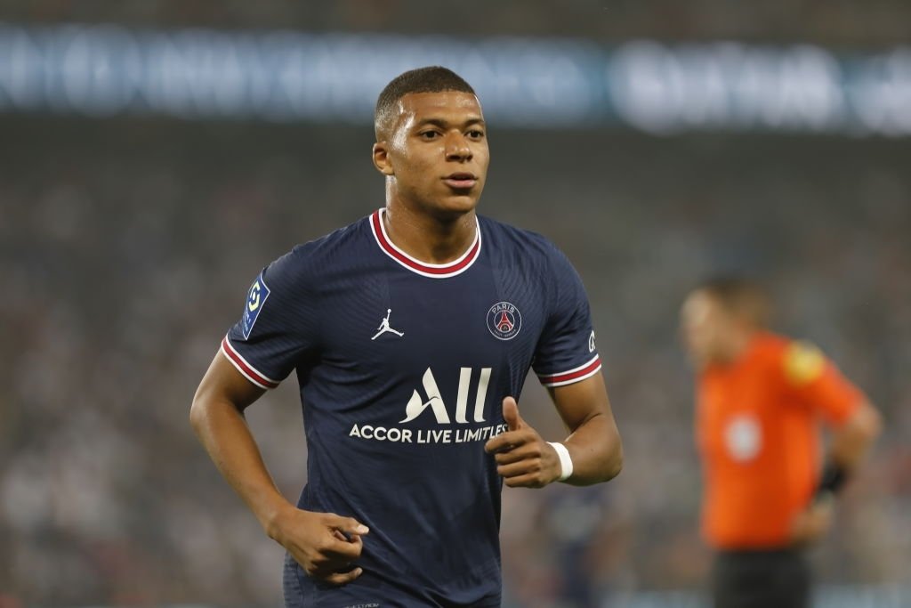 Em crise com Mbappé, PSG não pensa em negociá-lo e busca renovação
