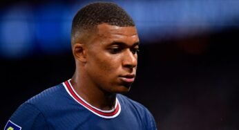 Mbappé avisa companheiros do PSG que vai permanecer até o fim de seu contrato