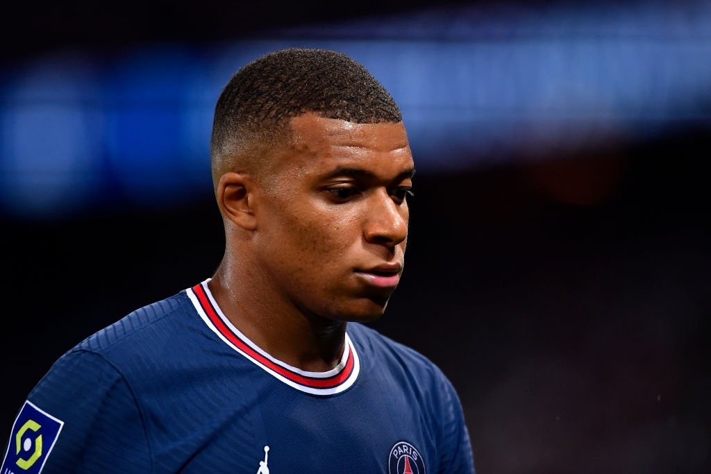 Mbappé avisa companheiros do PSG que vai permanecer até o fim de seu contrato